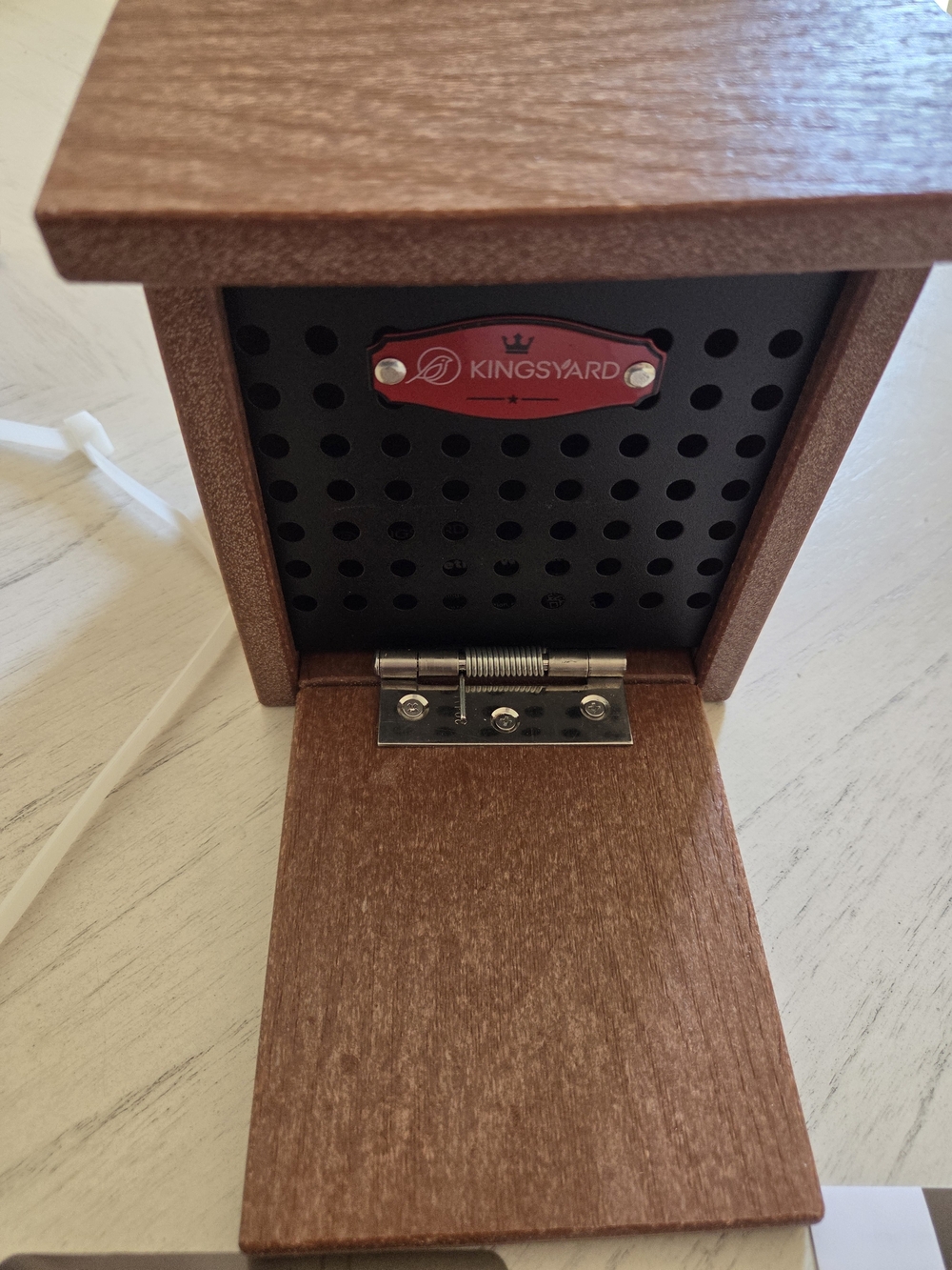 Kingsyard Recycled Plastic Squirrel Feeder
